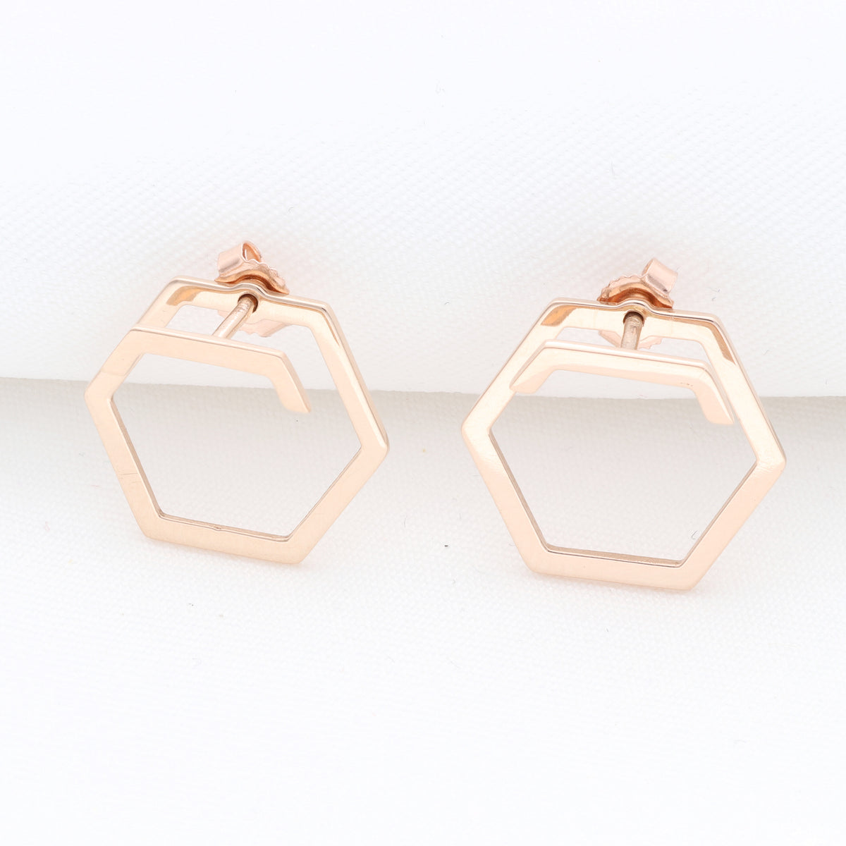 Minimalistiniai geometrinio dizaino auksiniai auskarai