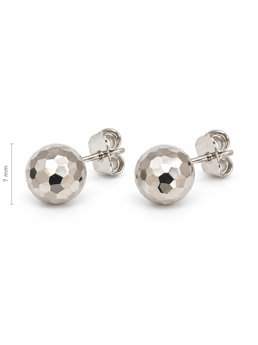 Balto aukso auskarai vinukai su briaunuotais rutuliukais – 7 mm