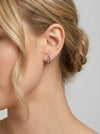 Auksiniai auskarai moters ausyje