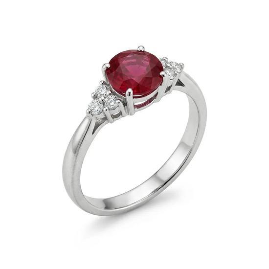Balto aukso žiedas su kompozitiniu rubinu ir deimantais