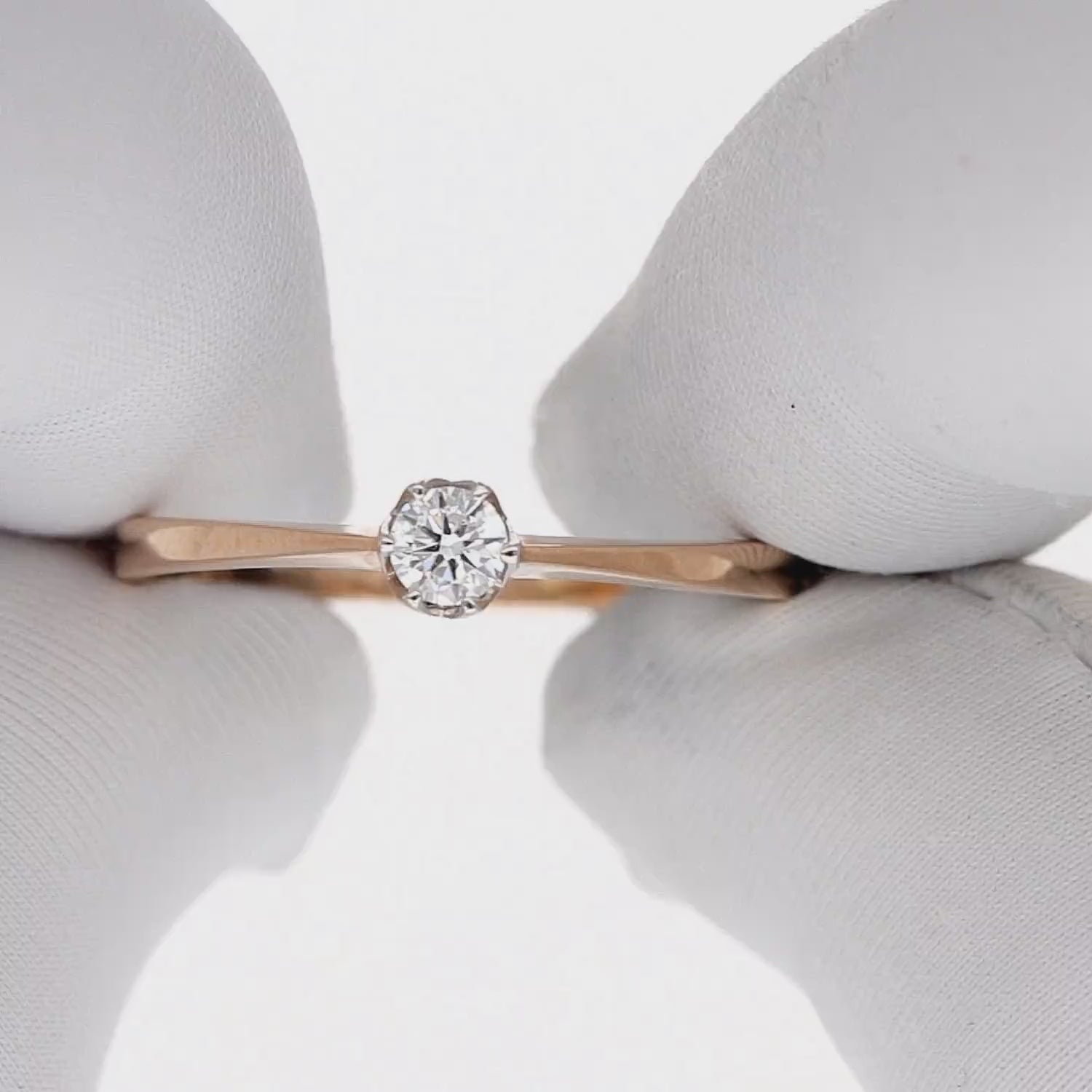 Minimalistinio dizaino žiedas su 0,16 ct brangakmeniu
