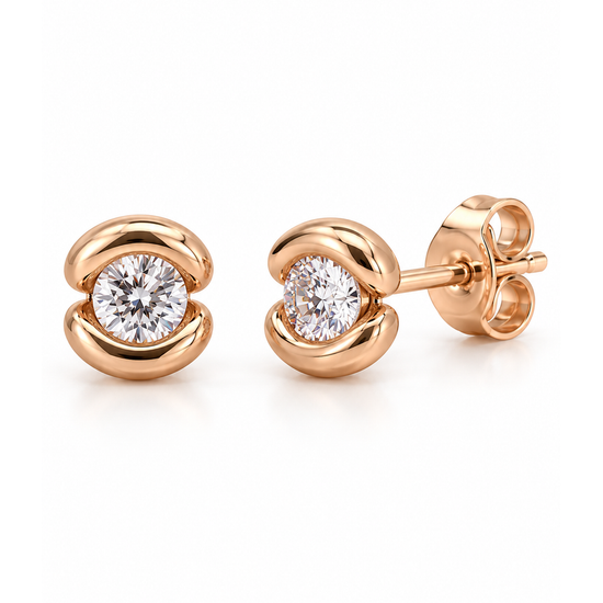 Raudono aukso auskarai vinukai su cirkoniais ir puslankiais – vaizdas iš priekio ir šono