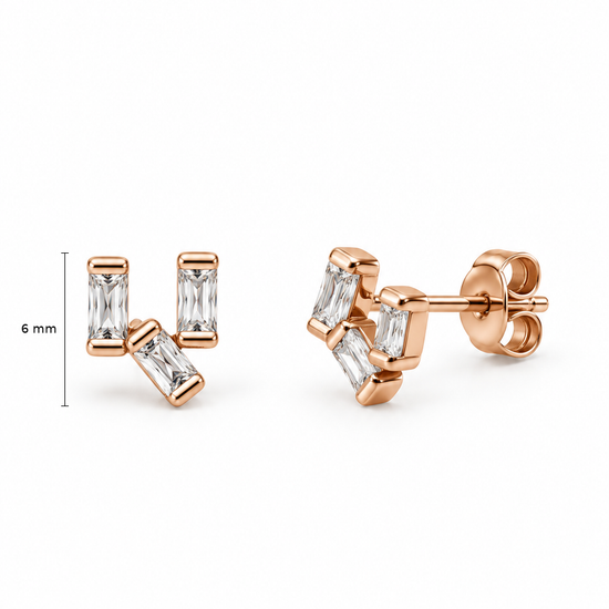 Raudono aukso auskarai vinukai su trimis stačiakampiais cirkoniais – 6 mm aukštis