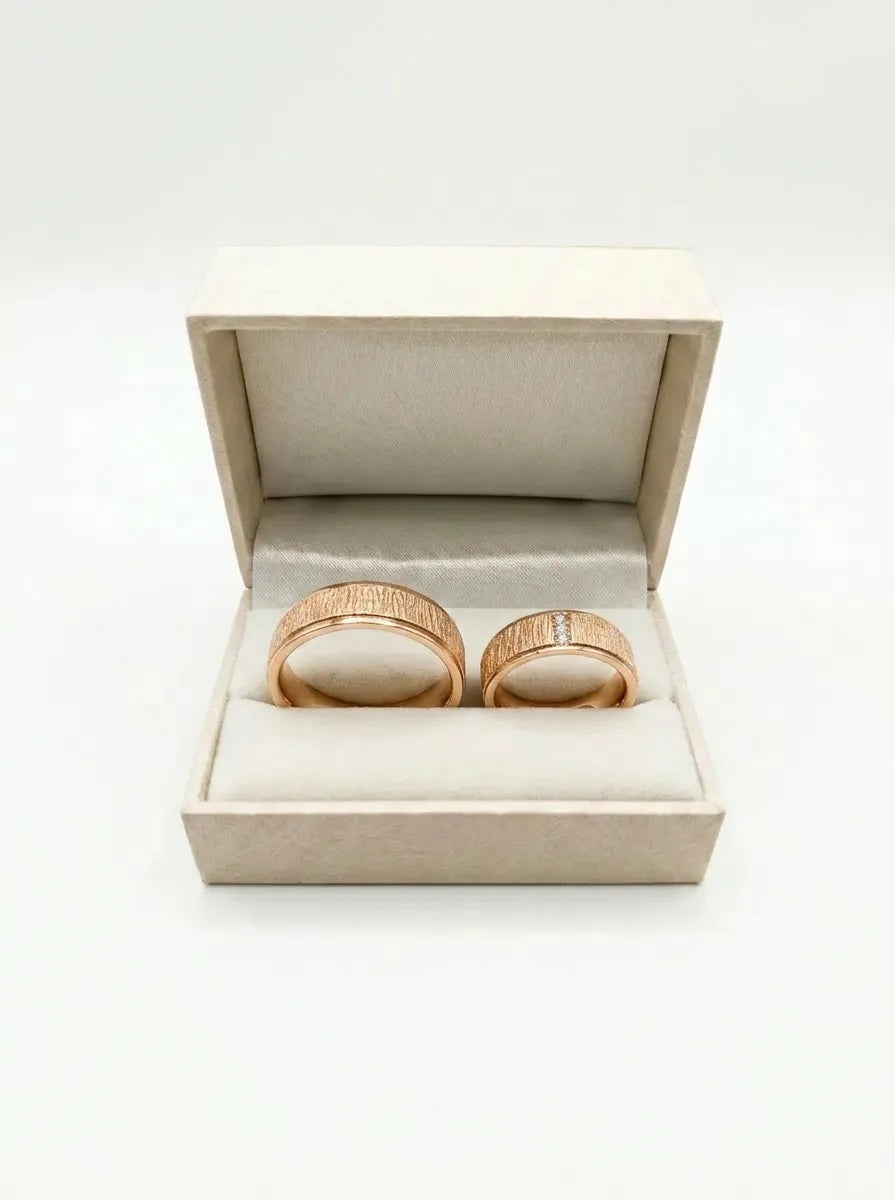 Prabangūs vestuviniai žiedai iš rožinio aukso
