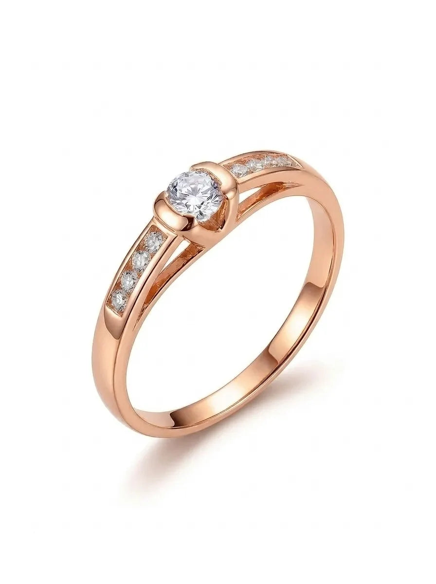 Elegantiškas rausvo aukso žiedas su cirkoniais ir apvaliu centriniu akmeniu